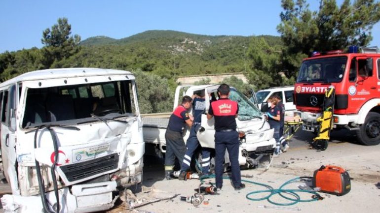 İşçileri Taşıyan Minibüs Kamyonetle Çarpıştı