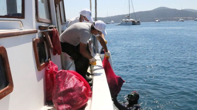 Türkbükü Sahilinde Deniz Temizliği