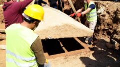 Bodrum’da bulunan 2 bin 400 yıllık lahitin kapağı ilk kez açıldı